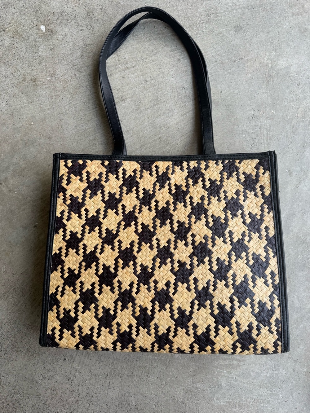 Woven Houndstooth Tote Bag in Black and Natural Raffia - Picture 15 of 16